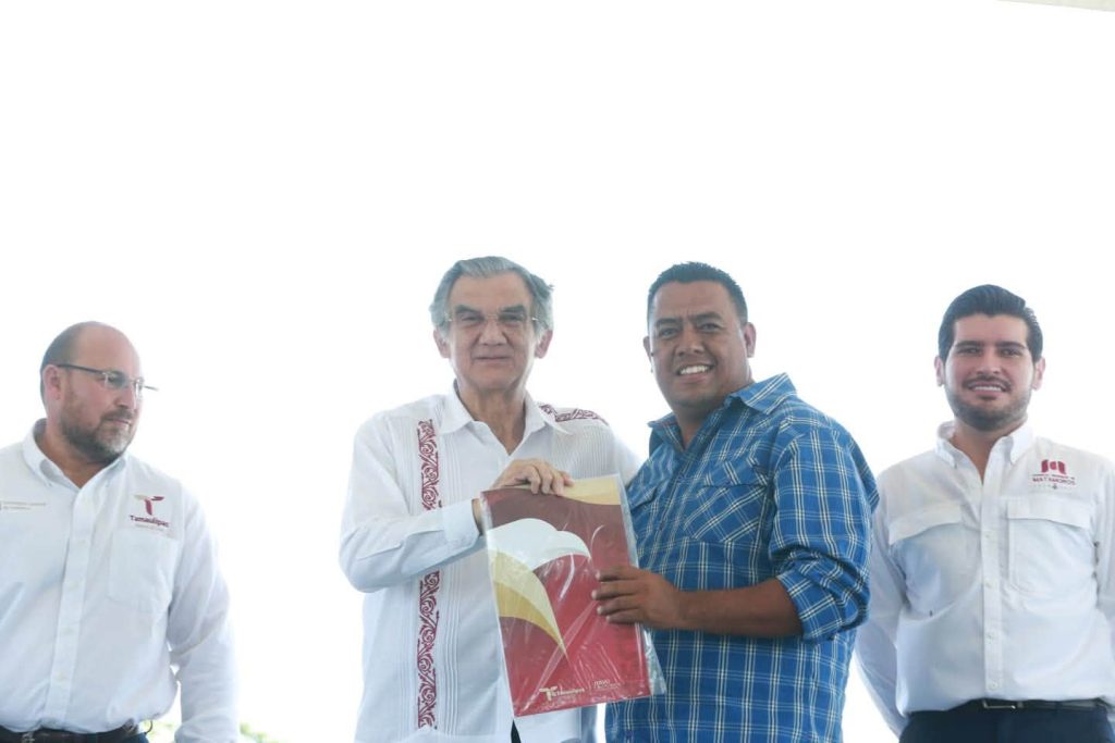 Acto de inauguración de la pavimentación de la avenida Roberto Guerra y entrega de escrituras en Matamoros