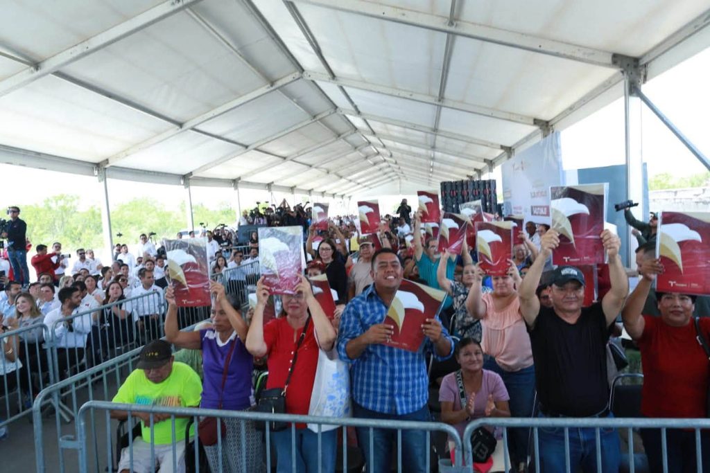 Acto de inauguración de la pavimentación de la avenida Roberto Guerra y entrega de escrituras en Matamoros