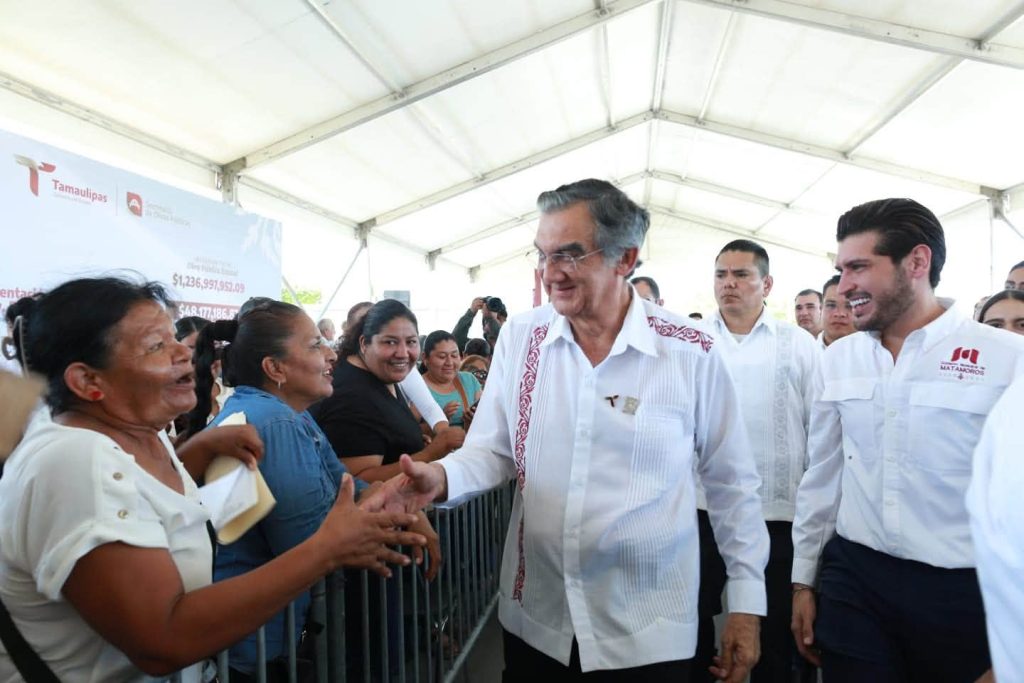 Acto de inauguración de la pavimentación de la avenida Roberto Guerra y entrega de escrituras en Matamoros