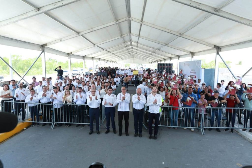 Acto de inauguración de la pavimentación de la avenida Roberto Guerra y entrega de escrituras en Matamoros