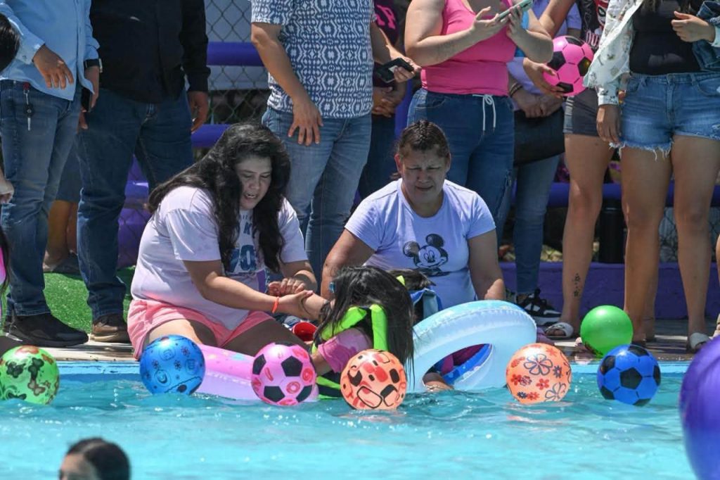 Familias y autoridades municipales durante actividades recreativas y supervisión de las albercas del CEDIF en Ciudad Victoria