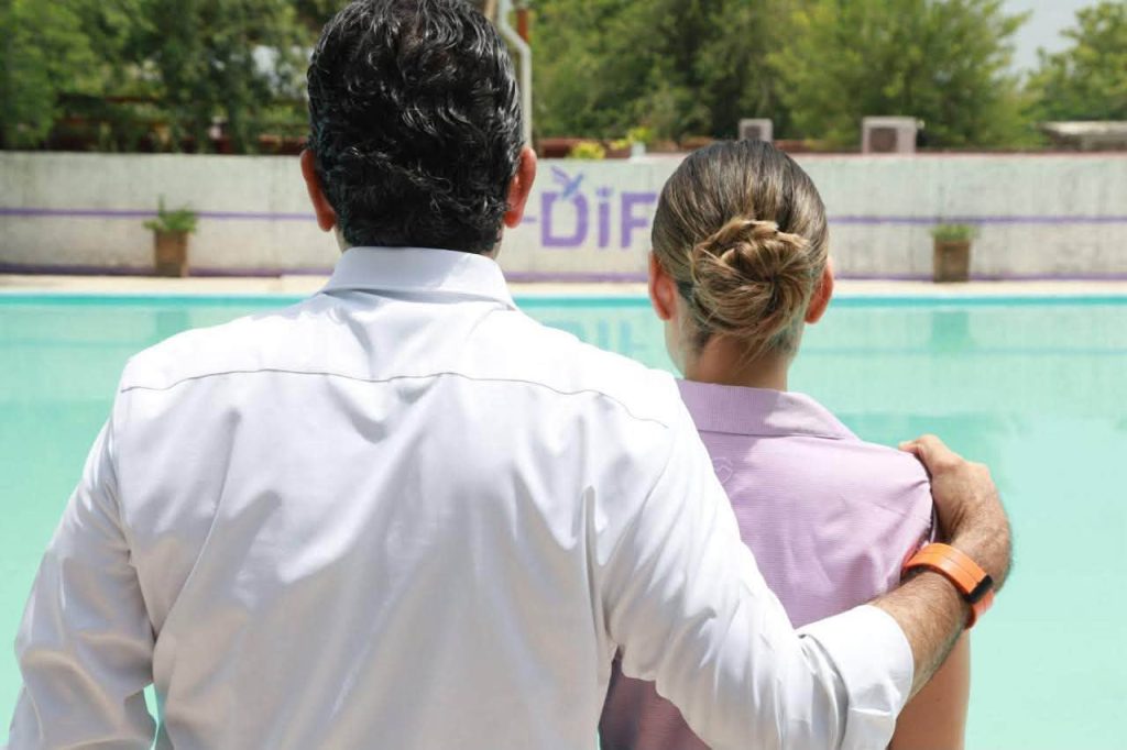 Familias y autoridades municipales durante actividades recreativas y supervisión de las albercas del CEDIF en Ciudad Victoria