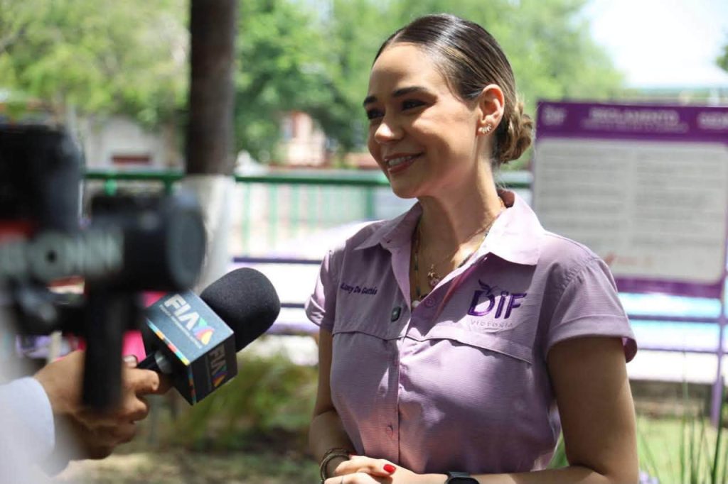 Familias y autoridades municipales durante actividades recreativas y supervisión de las albercas del CEDIF en Ciudad Victoria