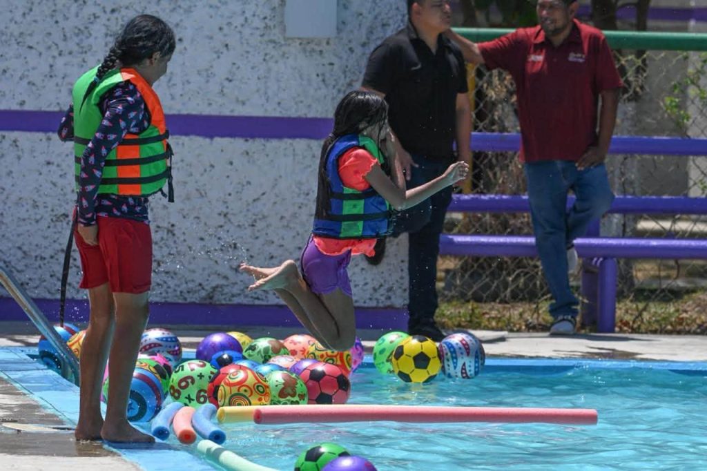 Familias y autoridades municipales durante actividades recreativas y supervisión de las albercas del CEDIF en Ciudad Victoria