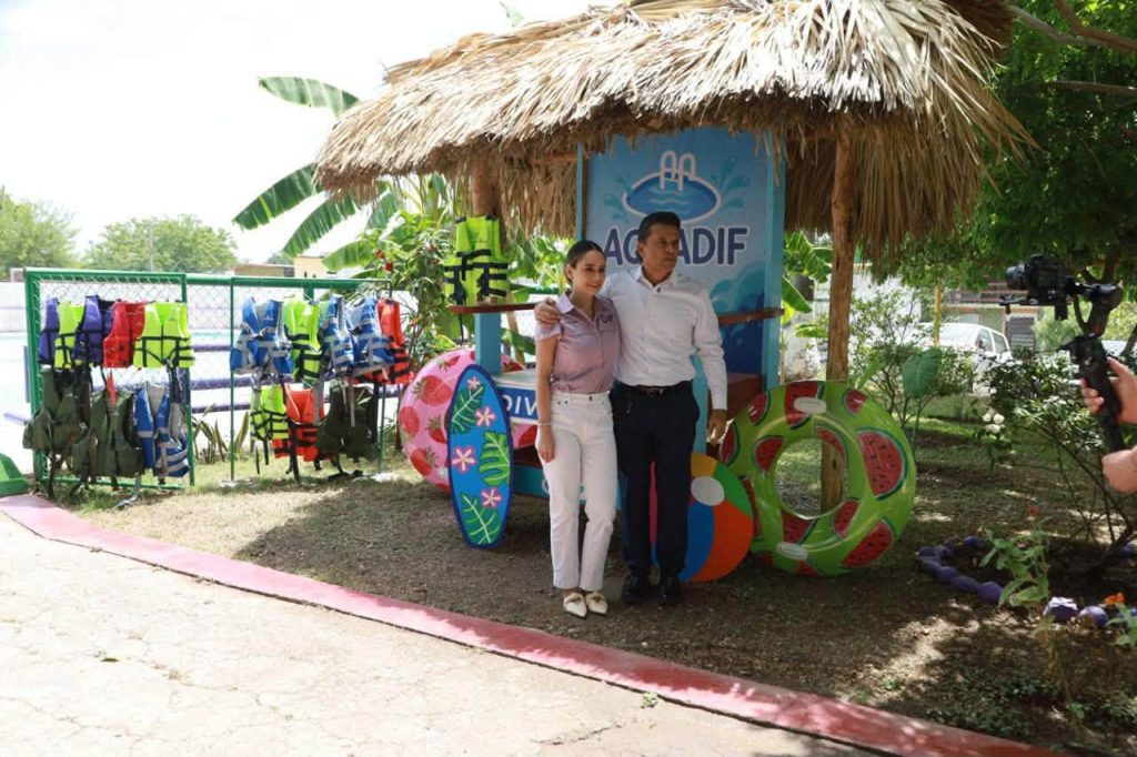 Familias y autoridades municipales durante actividades recreativas y supervisión de las albercas del CEDIF en Ciudad Victoria