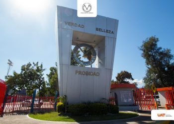 Acceso principal de la Universidad Autónoma de Tamaulipas en Ciudad Victoria durante la reactivación de actividades administrativas