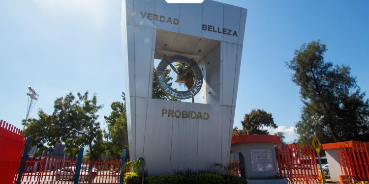 Acceso principal de la Universidad Autónoma de Tamaulipas en Ciudad Victoria durante la reactivación de actividades administrativas