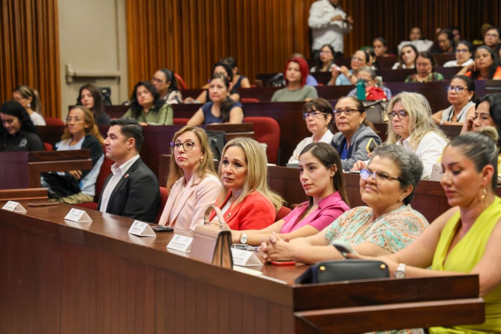 Participantes y autoridades durante el taller de motivación y liderazgo para mujeres organizado por la UAT en Tampico