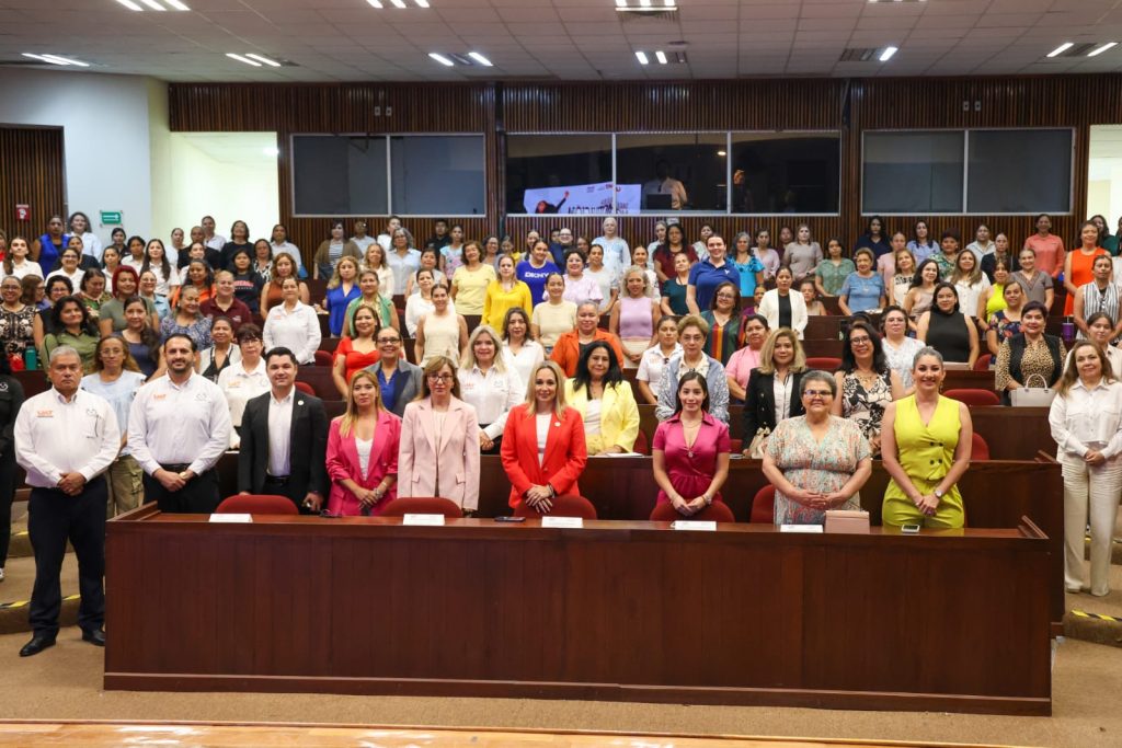 Participantes y autoridades durante el taller de motivación y liderazgo para mujeres organizado por la UAT en Tampico