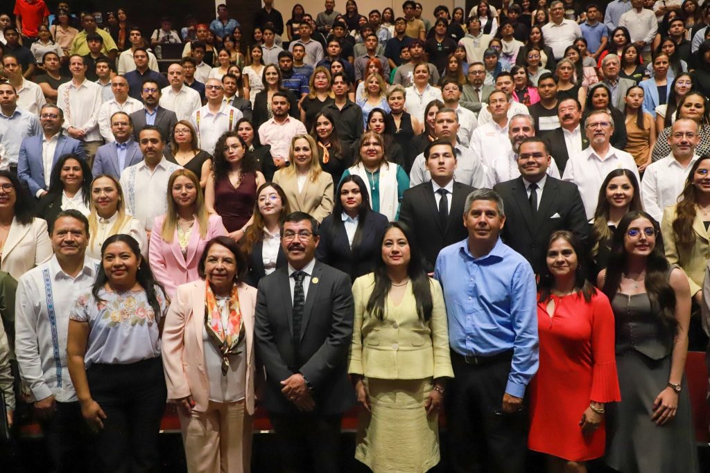 Autoridades universitarias, judiciales, docentes y estudiantes durante la firma del convenio entre la UAT y el Poder Judicial de la Federación