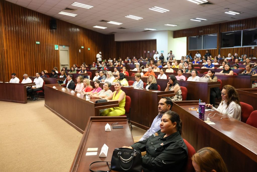 Participantes y autoridades durante el taller de motivación y liderazgo para mujeres organizado por la UAT en Tampico