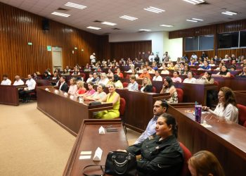 Participantes y autoridades durante el taller de motivación y liderazgo para mujeres organizado por la UAT en Tampico