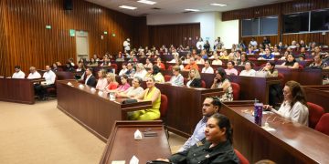 Participantes y autoridades durante el taller de motivación y liderazgo para mujeres organizado por la UAT en Tampico