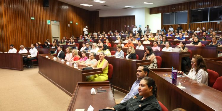 Participantes y autoridades durante el taller de motivación y liderazgo para mujeres organizado por la UAT en Tampico