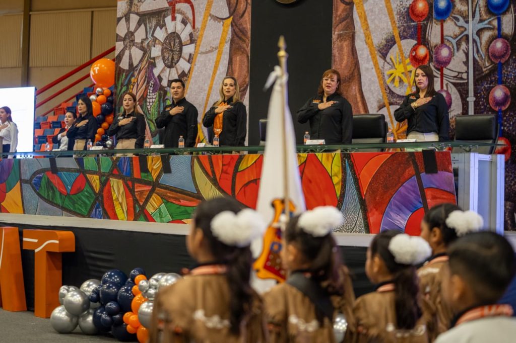 Niñas y niños graduados de los CENDI y CDIN de la UAT durante la ceremonia realizada en el Gimnasio Multidisciplinario de Ciudad Victoria