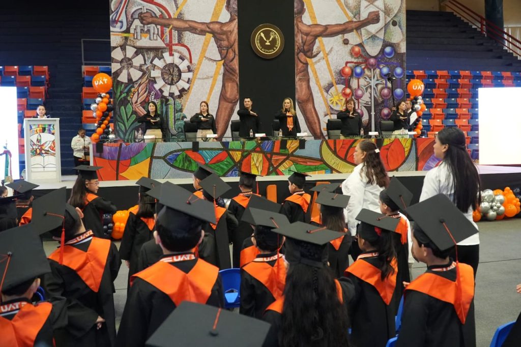 Niñas y niños graduados de los CENDI y CDIN de la UAT durante la ceremonia realizada en el Gimnasio Multidisciplinario de Ciudad Victoria