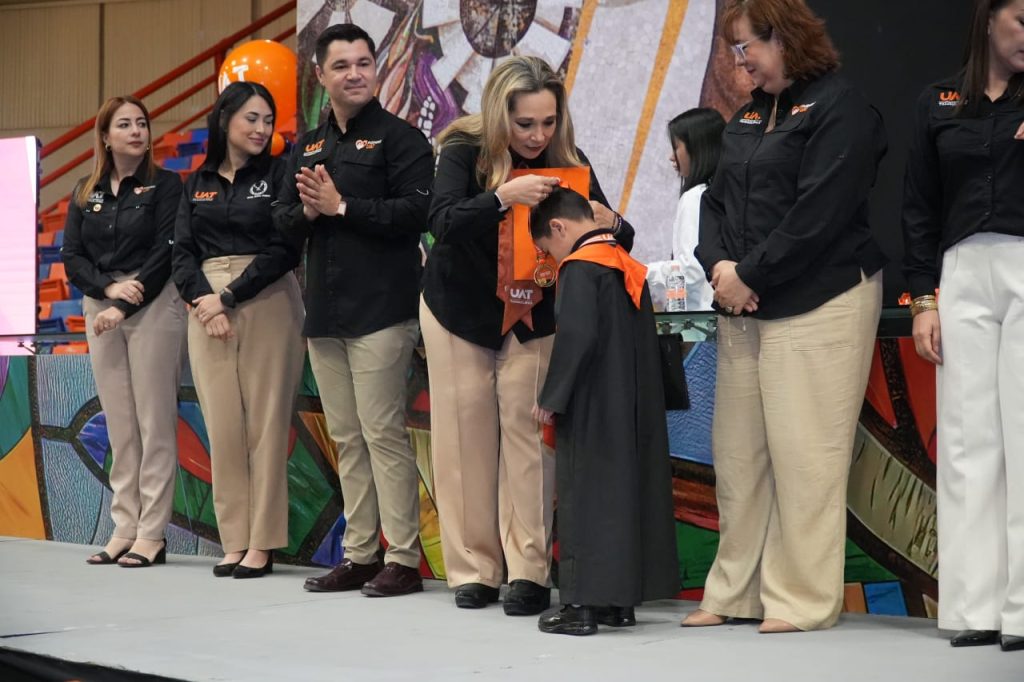 Niñas y niños graduados de los CENDI y CDIN de la UAT durante la ceremonia realizada en el Gimnasio Multidisciplinario de Ciudad Victoria