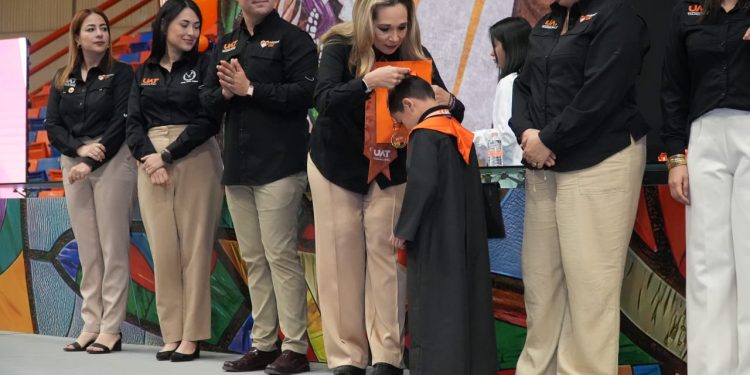 Niñas y niños graduados de los CENDI y CDIN de la UAT durante la ceremonia realizada en el Gimnasio Multidisciplinario de Ciudad Victoria