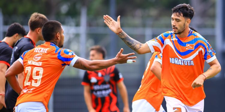 Jugadores de Correcaminos de la UAT durante un partido de preparación previo al encuentro ante las Chivas