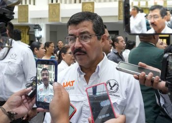 Dámaso Anaya Alvarado atiende a medios de comunicación durante una entrevista sobre el nuevo equipo aéreo de estudios geoespaciales de la UAT.