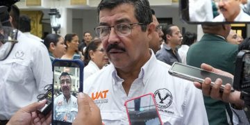 Dámaso Anaya Alvarado atiende a medios de comunicación durante una entrevista sobre el nuevo equipo aéreo de estudios geoespaciales de la UAT.
