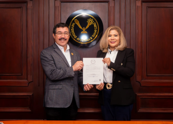 El rector Dámaso Anaya y Norma Laura Barrientos muestran el nombramiento de la nueva dirección de la Prepa UAT Tampico
