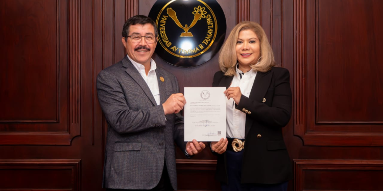 El rector Dámaso Anaya y Norma Laura Barrientos muestran el nombramiento de la nueva dirección de la Prepa UAT Tampico
