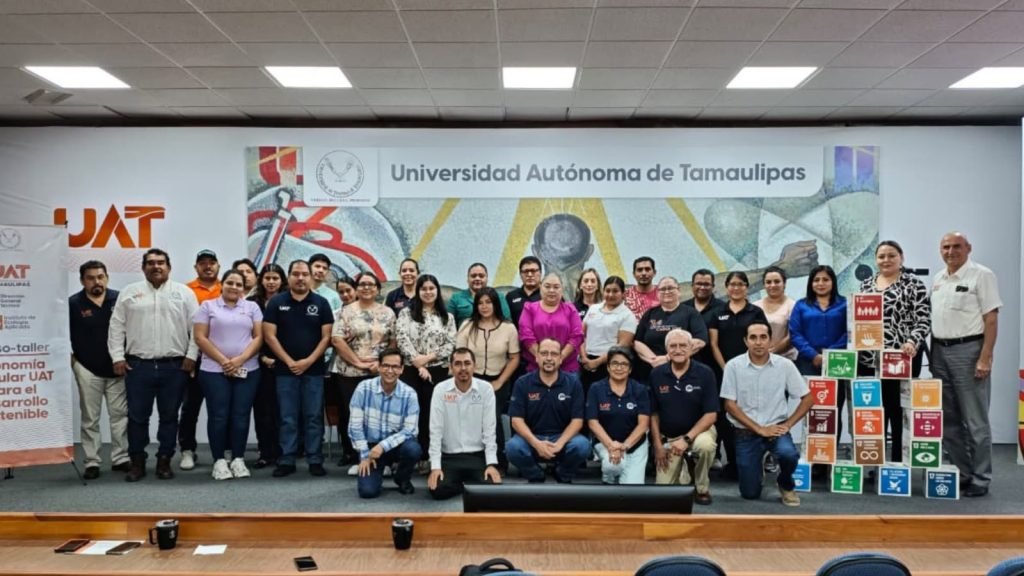 Participantes y personal universitario durante actividades académicas de actualización profesional organizadas por la UAT