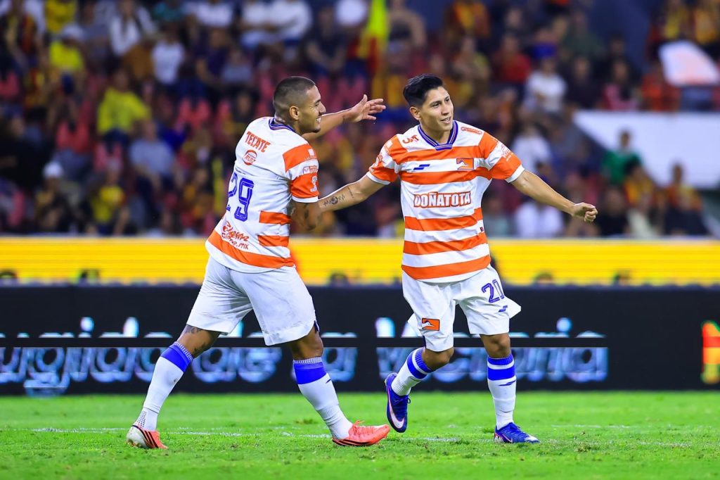Jugadores de Correcaminos UAT durante el partido ante Leones Negros en el Estadio Jalisco