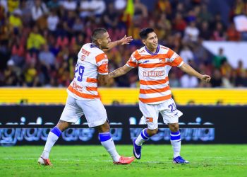 Jugadores de Correcaminos UAT durante el partido ante Leones Negros en el Estadio Jalisco