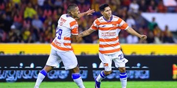 Jugadores de Correcaminos UAT durante el partido ante Leones Negros en el Estadio Jalisco