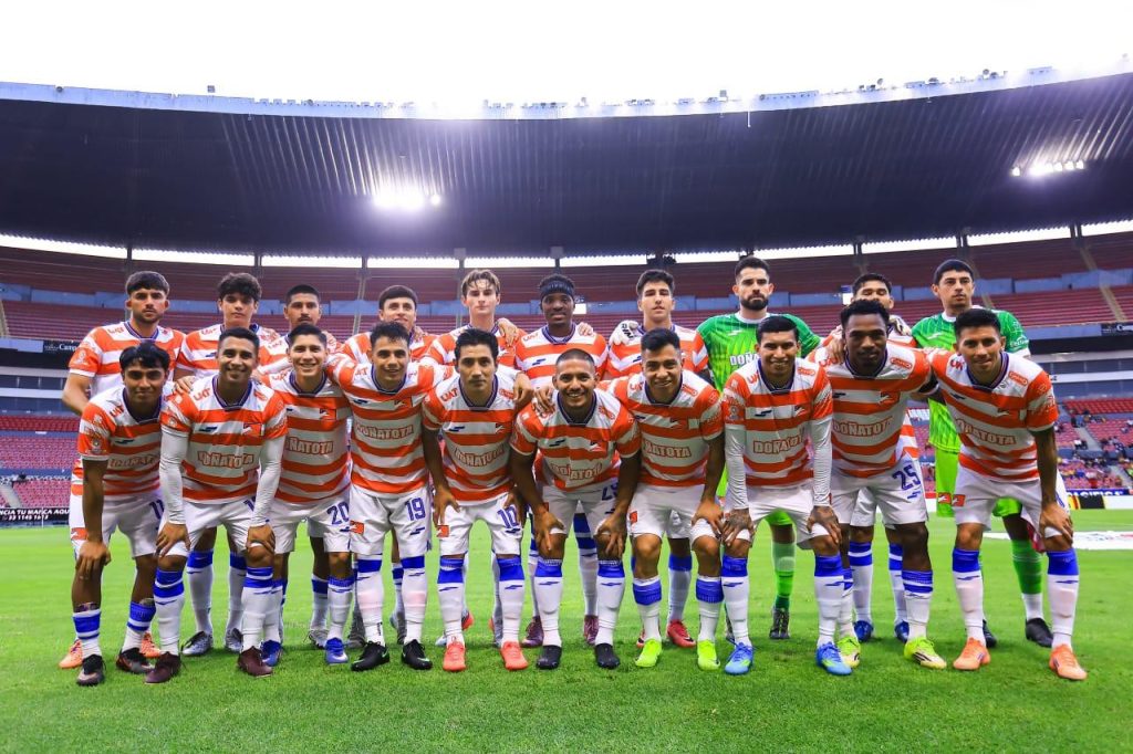 Jugadores de Correcaminos UAT durante el partido ante Leones Negros en el Estadio Jalisco